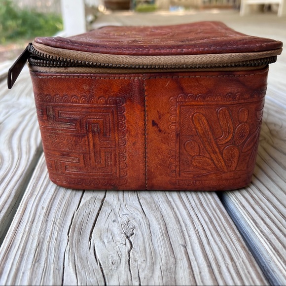 Vintage 1930s Mexico tooled leather box with acwalite celluloid brush shoehorn - Picture 6 of 16